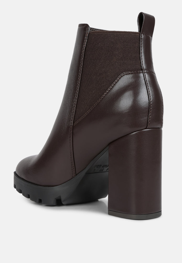 bolt block heeled chelsea boots-17